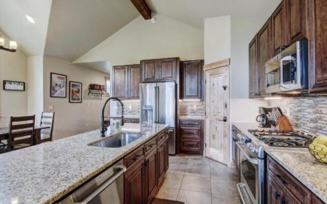 Maggie Point 75 Apartment