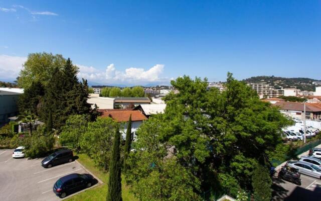 Air-conditioned studio with furnished terrace and parking