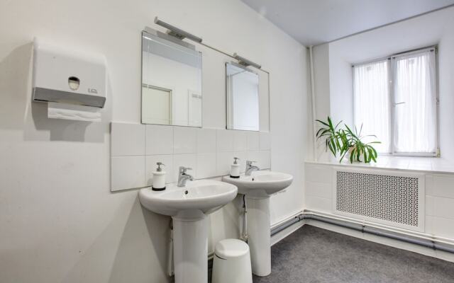 Dad&Cat Capsule Hotel