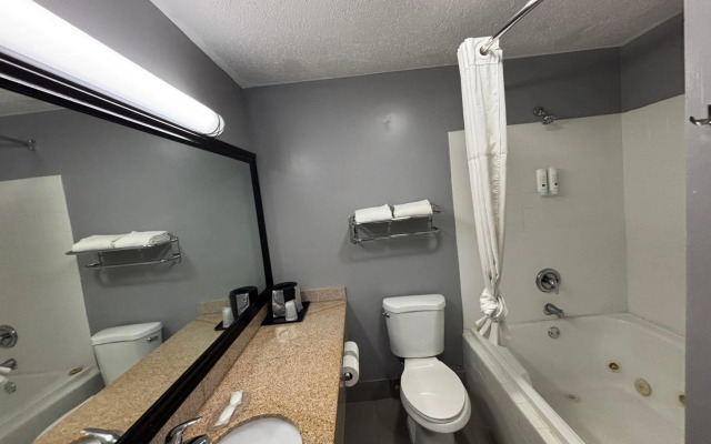 Quality Inn & Suites Woodstock near Lake Geneva