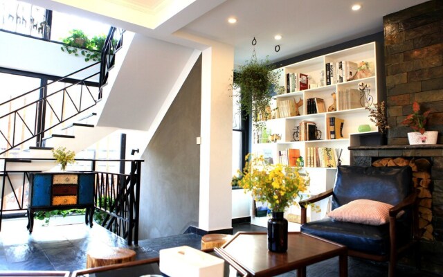 Carpenter's Rustic Courtyard-Great Wall