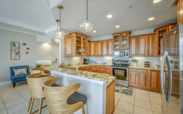 Penthouse Luxury - Exquisite Oceanside Condo