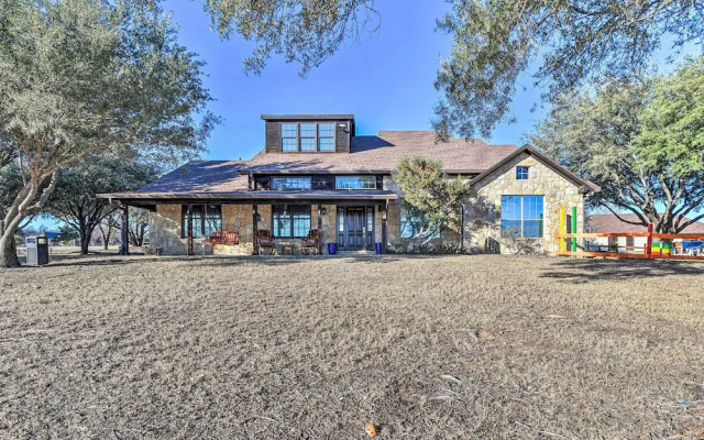 Private Pool: Spacious & Vibrant Argyle Villa!