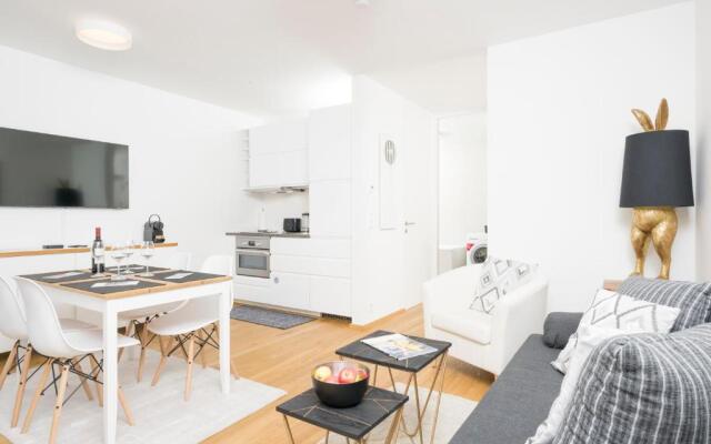 Ottakring Balcony Suite by ichbucheAT