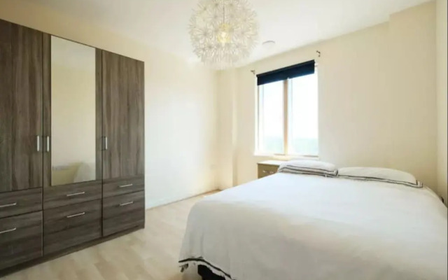 Bright and Spacious 2-bedroom Flat, Sleeps 4