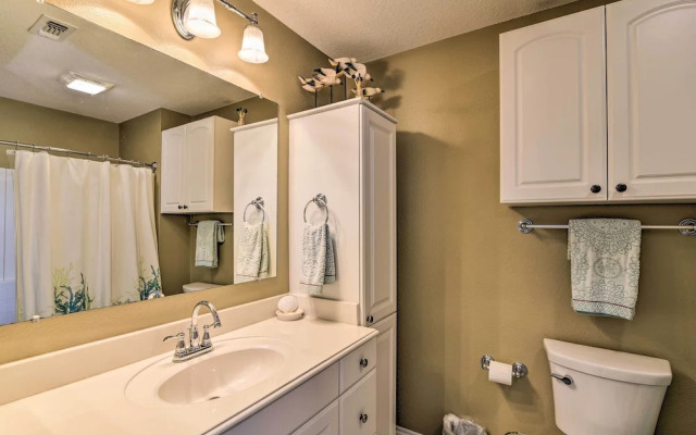 Walk to Galveston Beach: Pet-friendly Home