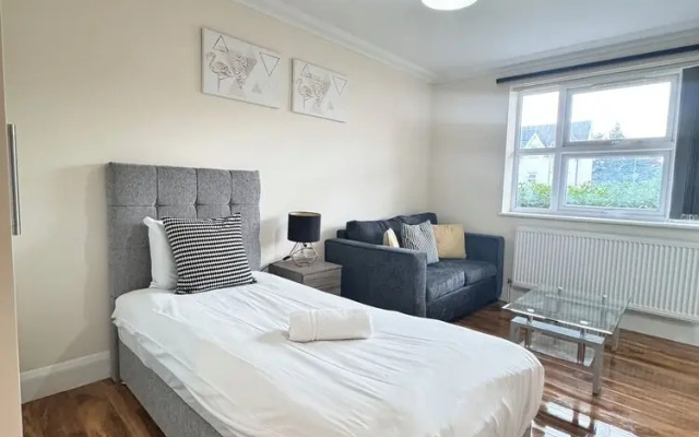 Heathrow Stay 5 Mins to the Terminals