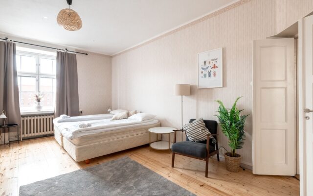 2ndhomes Bright 125m2 4BR Center Apt