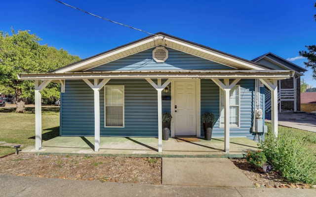 Idyllic Fayetteville Home - Walk to UA Campus!