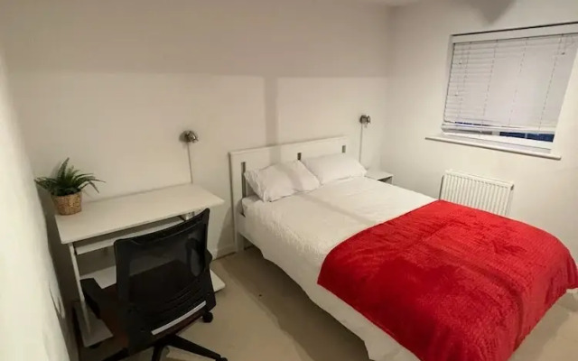 Dartford, 4 Beds, Sleeps 8, Near Bluewater and M25