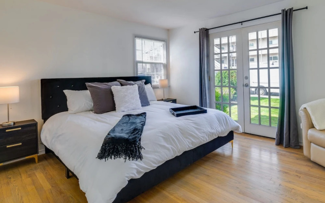 Downtown Kirkland Rental: Steps to Lake Washington