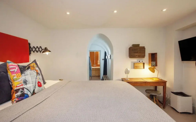 Higgihaus Apt1 36 37 Royal York Cres