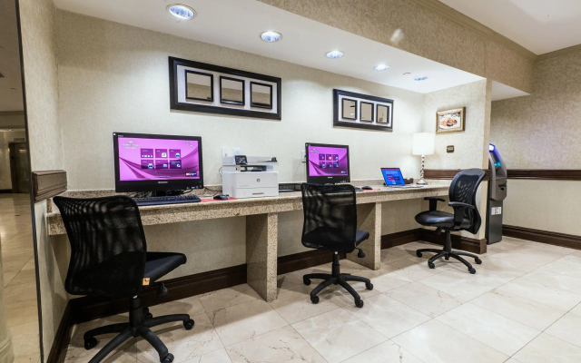 Crowne Plaza Edison by IHG