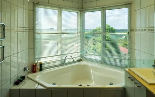 Zenhouse Retreat 5BR Homey Haven Pool Office