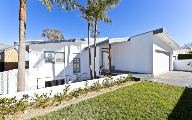 Hampton's Coastline Retreat