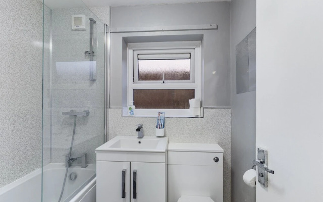 Lovely! 2-bed House Located in Soke - on - Trent