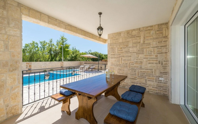 Luxury Villa With Heated Pool 04