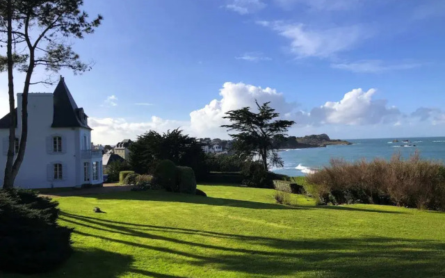 Villa With Direct Access to the Beach