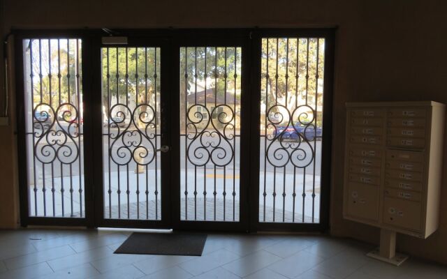 Fully Furnished Apartments near Hollywood