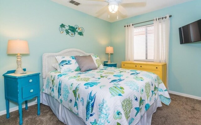 Waterfront vacation home in luxurious resort by Redawning