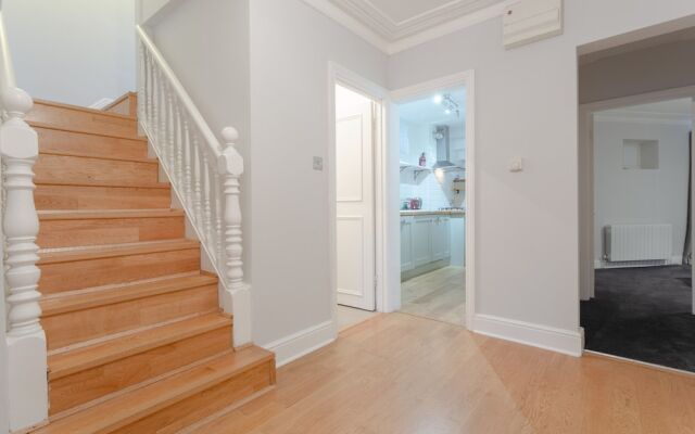 3 Bedroom House With Garden in Brondesbury