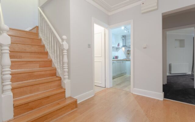 3 Bedroom House With Garden In Brondesbury