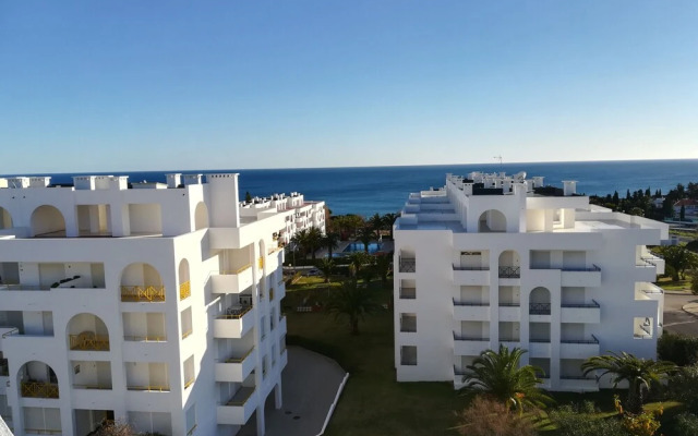 Apartamento Praia de Porches,izibookings