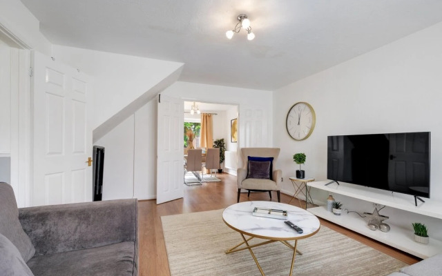 Sharp Close 4 Bedroom 2 Bath - Aylesbury