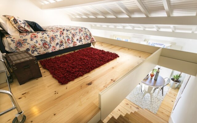 Charming Mezzanine Rooftop View