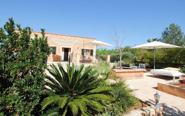 Spacious Cottage Only 6 Minutes From Santa Maria del Camí Centre