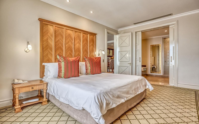 Deluxe One-Bedroom Apartment