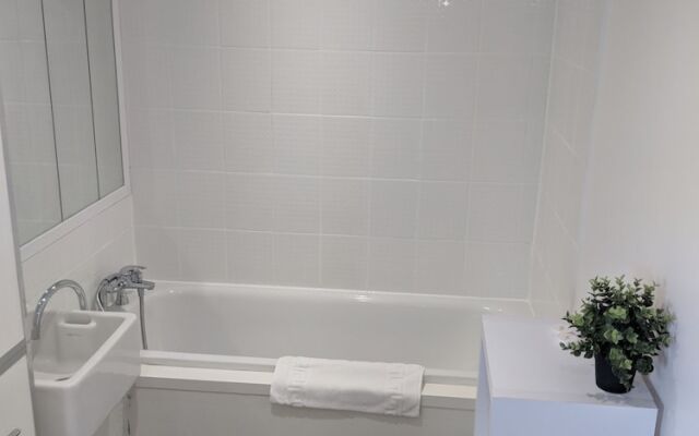 LT Grove Apartment - Stratford