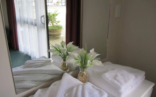 Camellia Court Motel
