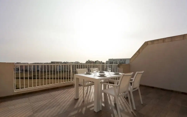 Sunny Penthouse w Terrace and Open Views