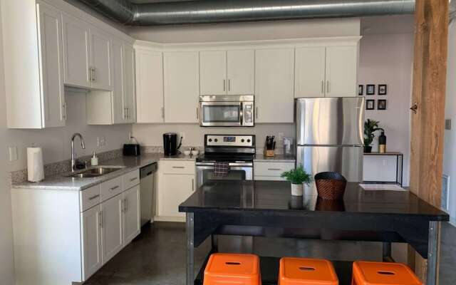 Modern 2 Bedroom on Riverfront w Parking