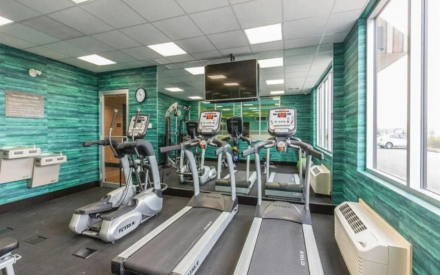 Comfort Inn & Suites Airport North