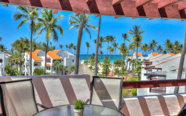 Oceanview Apartment With Large Balcony and Next to the Beach