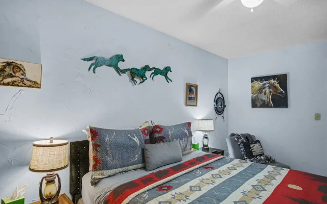 Eagle's Nest - Hot Tub, Deck & Prime Location 2 Bedroom Cabin - фото 4