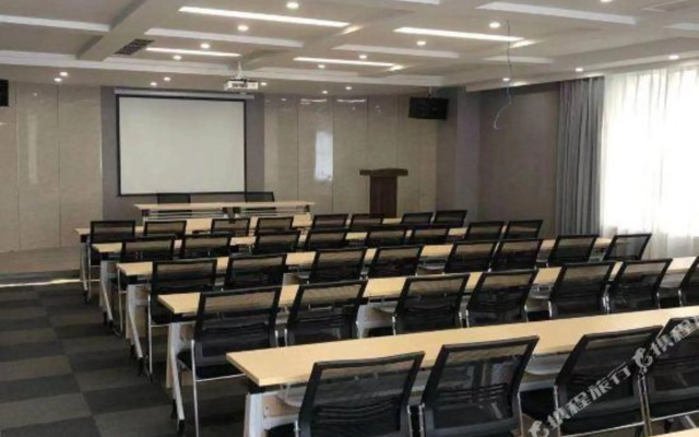 Yake Light House Hotel (Luoyang Longmen High-speed Railway Station Kaiyuan Avenue)
