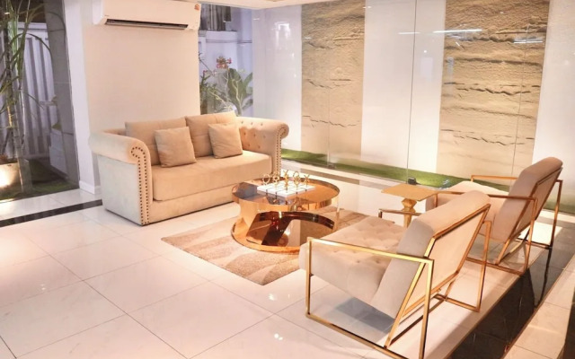 Icon Narindra Suites Hotel