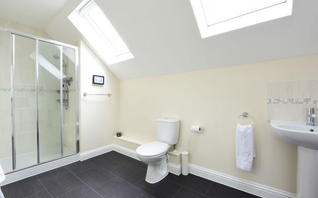 Villiers Road - modern family home by the golf course
