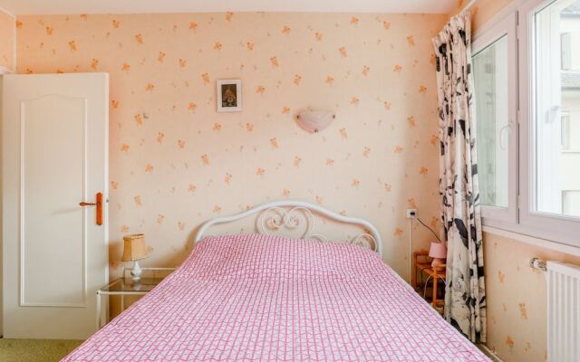 Beachfront Apartment in Grancamp-maisy With Terrace