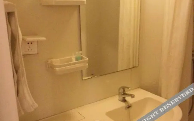 Jintan White House Business Hotel