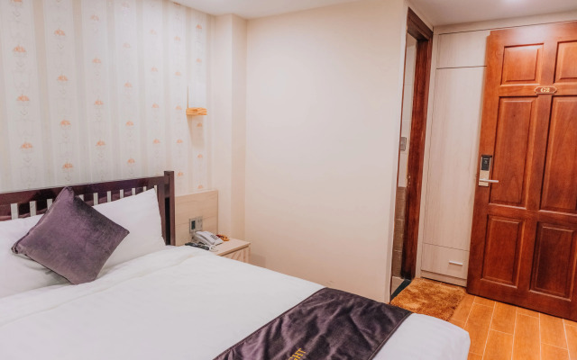 Silent Night Dem Lanh Hotel