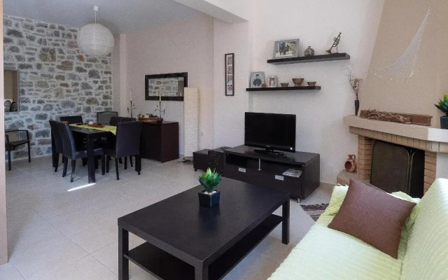 Traditional Stone Home 30 min. from famous Beaches