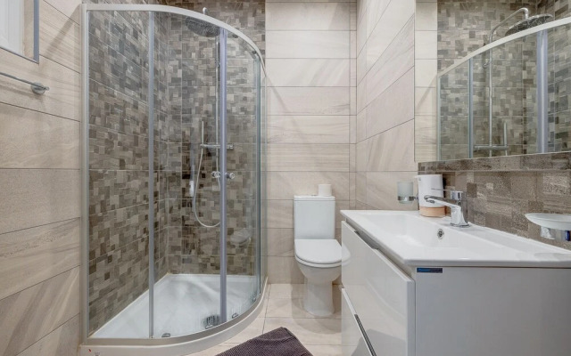 Contemporary 1BR Apartment, Central Location