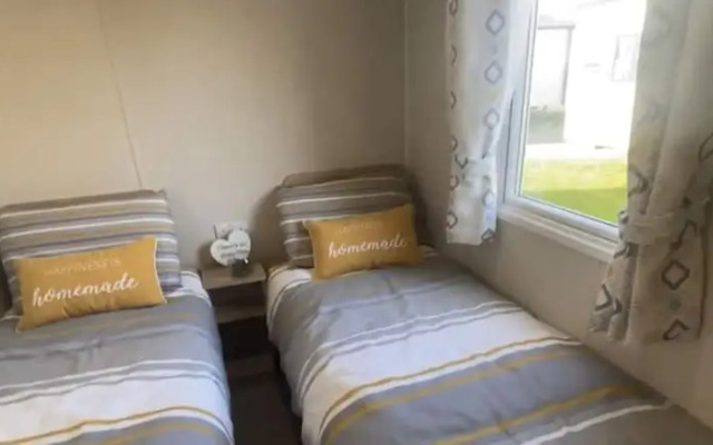Impeccable 3-bed Caravan in Clacton-on-sea