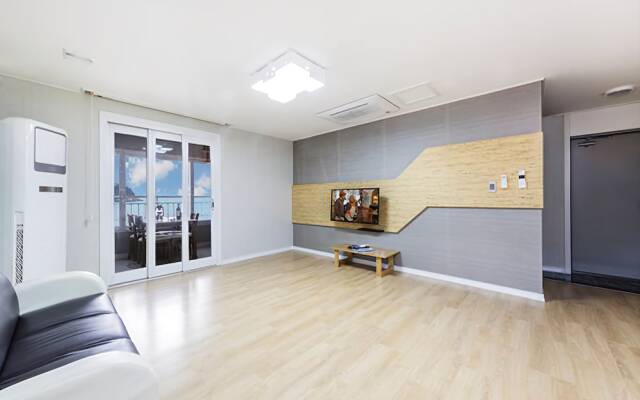Geoje Beach Mongdol House Pension