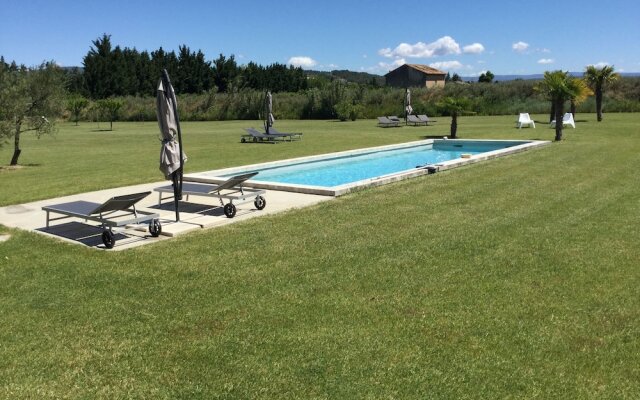 Mas en pierres dans le Luberon