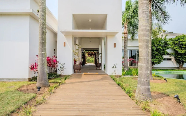 Modern House With Pool Next to Surfland Roi00